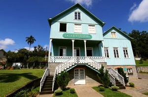 A Casa da Ovelha foi trazida de caminhão e colocada neste local, a fachada e a planta continuam originais.