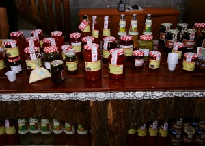 Molhos deliciosos de tomate, pesto e outros, impossível ir embora sem levar um.