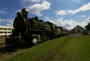 A Maria Fumaça cruza o centro da cidade de Bento Gonçalves, uma viagem interessante.