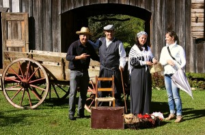 Nossos novos amigos Zeca e Nelza preparam o cenários e as roupas para o ensaio
