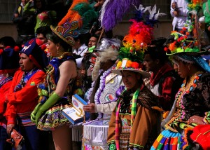 Desfiles mostrando danças e toda riqueza de cores dos costumes da Bolívia.