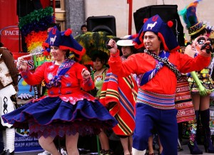 Na frente da universidade, em dia de comemoração foi possível ver a diversidade da cultura boliviana vinda dos quatro cantos do país.