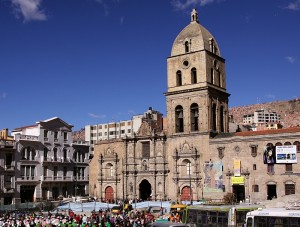 A Catedral e convendo de La Paz passa por restauração mas mesmo assim mostra sua beleza no estilo barroco.