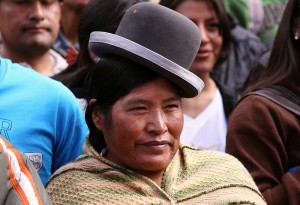 Ïndia observa o desfile com o seu tradicional chapéu de feltro.