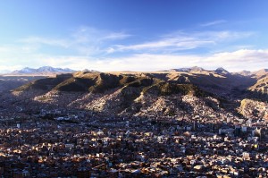 O contraste entre céu, montanhas e o grande aglomerados de casas e difícios no interior do cânion.