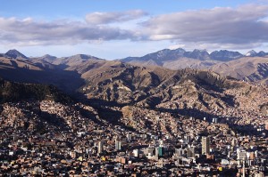 Logo na chegada a La Paz, o impacto de ver a cidade cercada por montanhas e vulcões.