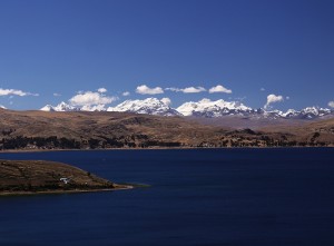 Montanhas com neve eterna fazem parte do cenário ao redor do lago.