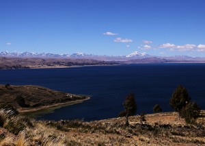 A imensidão do lago com os Andes ao fundo.