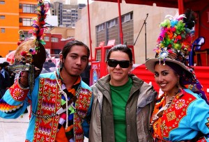 Letícia integrada aos costumes e danças locais.