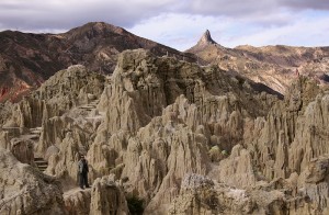 Letícia se mescla com a paisagem árida do Valle de la Luna.