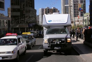 Nesta foto parece que o trânsito de La Paz é tranquilo, sorte que a imagem não tem som, é um buzinaço constante.