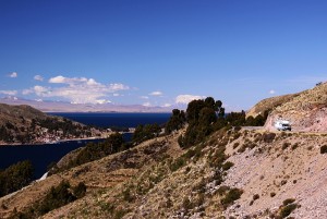 A estrada que circunda o lago é maravilhosa, para quem viaja de carro passar por aqui é imperdível.