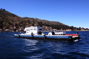Cruzando o mais alto lago do mundo, o conhecido Titicaca.