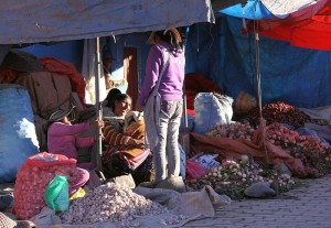 Camponeses deixam suas terras para vender os produtos no mercado de El Alto.