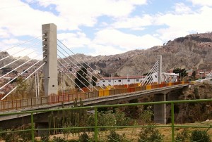 A Ponte das Américas, recém construída em La Paz agilizou a travessia entre o centro e os bairros distantes.
