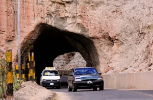 A caminho do Valle de La Luna, túneis foram abertos nas rochas para dar acesso aos veículos.