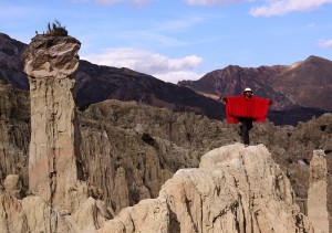 Nosso novo amigo Valério, toca sua flauta andina nas rochas do vale.