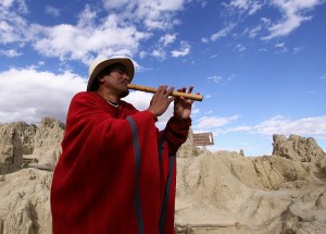 O som doce da flauta andina tocada por Valério se espalha pelo interior do vale.