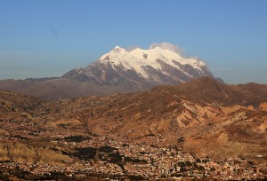 Do alto da cidade, o Illimani é o mais imponente dos vulcões ao redor de La Paz.