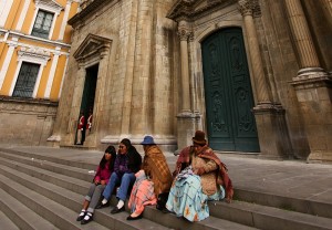 Encontro de gerações na praça central.